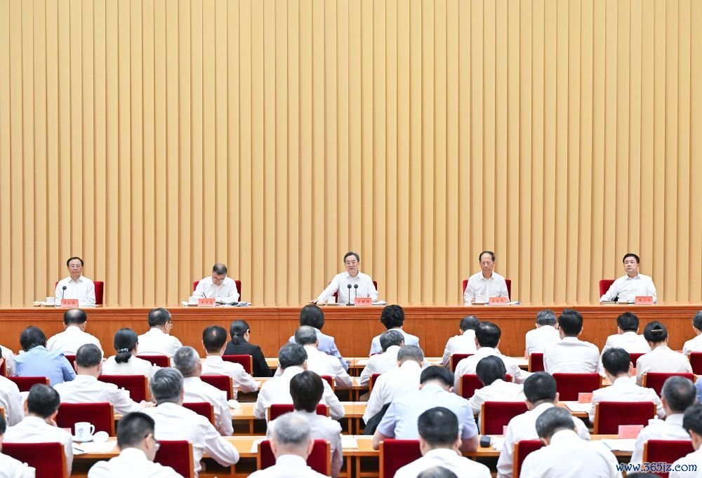 7月22日，全国基础教育工作会议在北京召开。中共中央政治局常委、国务院副总理丁薛祥出席会议并讲话。新华社记者 高洁 摄