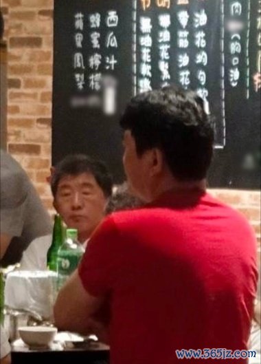 “毒油”事件愈演愈烈，陈时中（左一）被目睹“赶酒摊”。图源：台媒